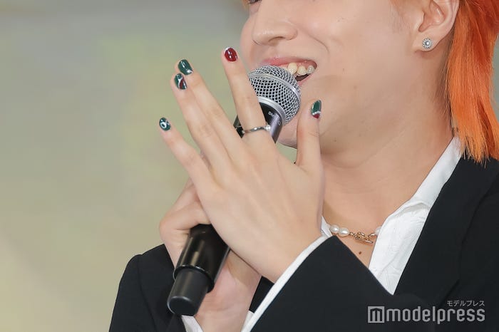 左手小指に“8”が入ったネイルを披露する松尾太陽(C)モデルプレス