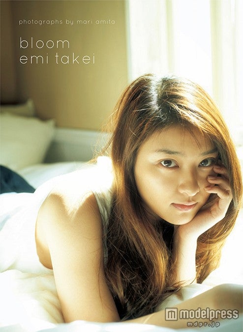 「武井咲フォトブック bloom」（6月6日発売)（C）「武井咲フォトブック bloom」／KADOKAWA