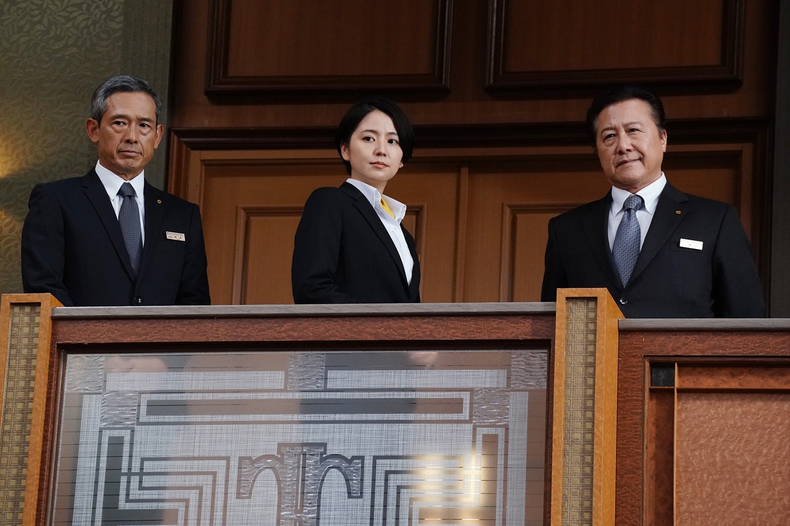 長澤まさみ（中央）（C）2019 映画「マスカレード・ホテル」製作委員会（C）東野圭吾／集英社