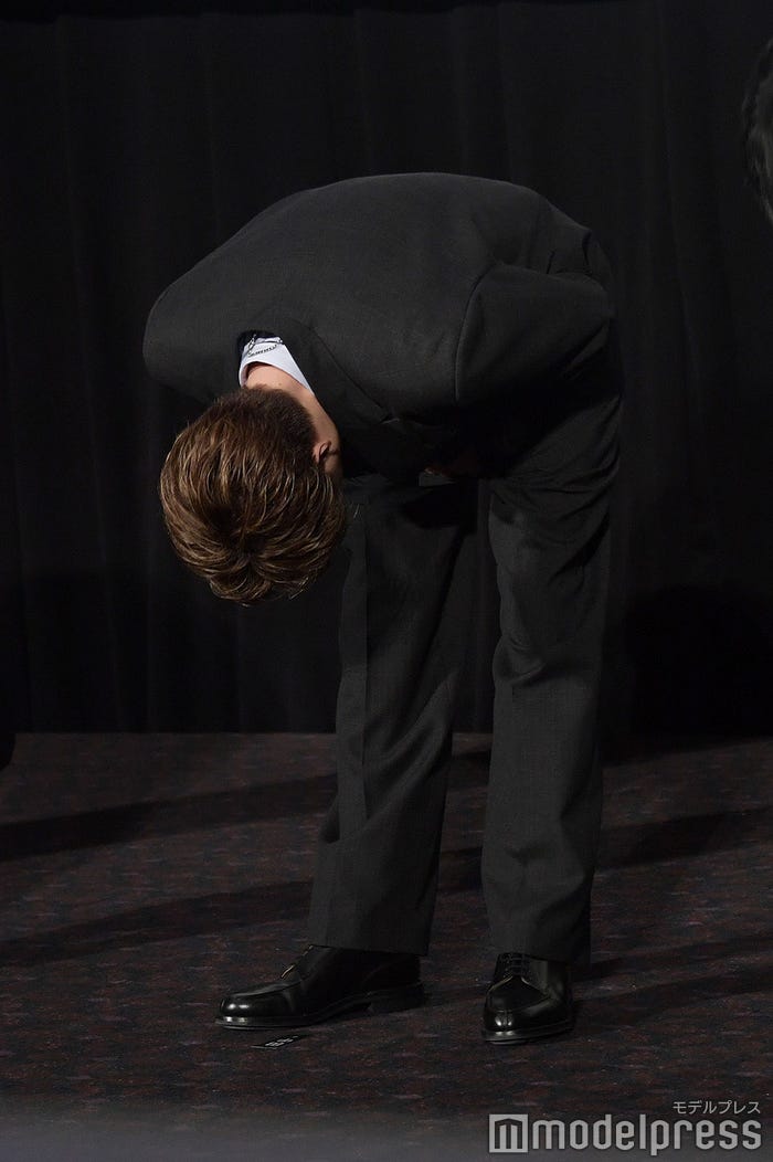 深々とお辞儀をする田中圭(C)モデルプレス