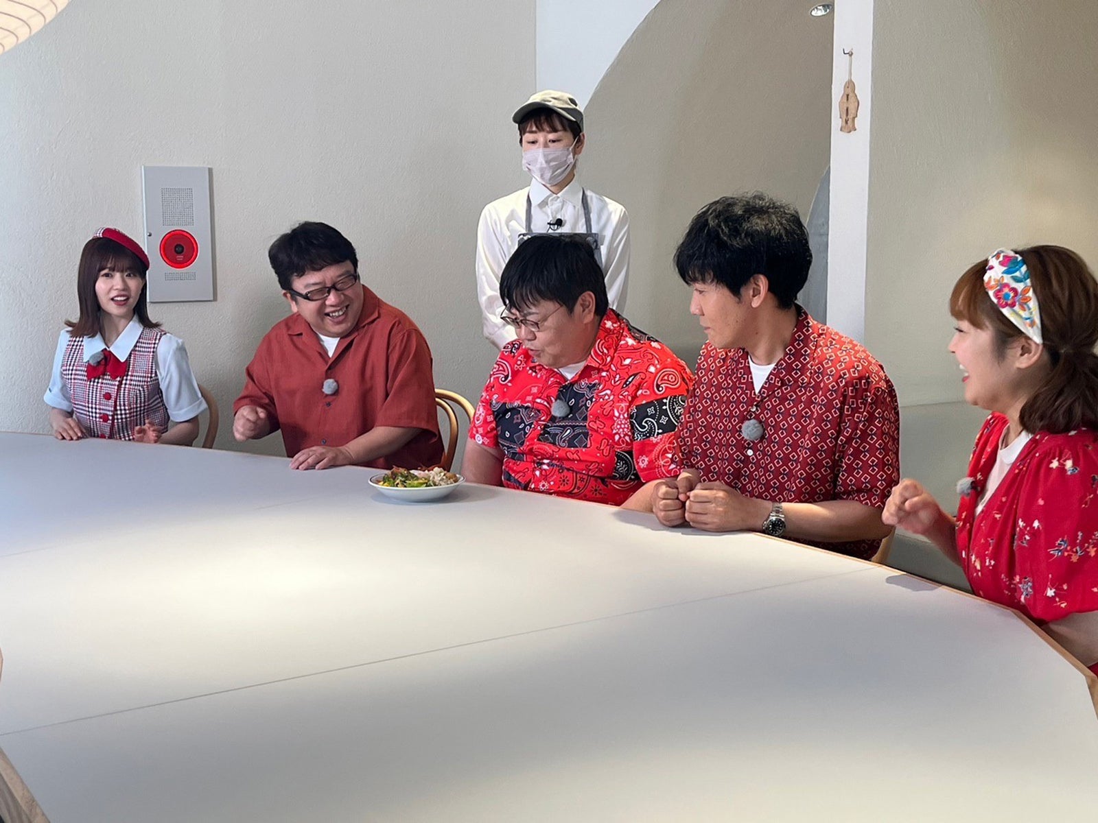 （左から）松田好花、天野ひろゆき、タイムマシーン3号／山本浩司・関太、柳原可奈子（C）フジテレビ