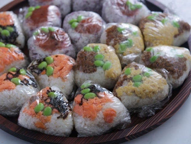 【おにぎりレシピ】2選。「具沢山おにぎり」と「冷凍おにぎり」の作り方を紹介。簡単・時短・おいしい！【anna・関西まとめ】