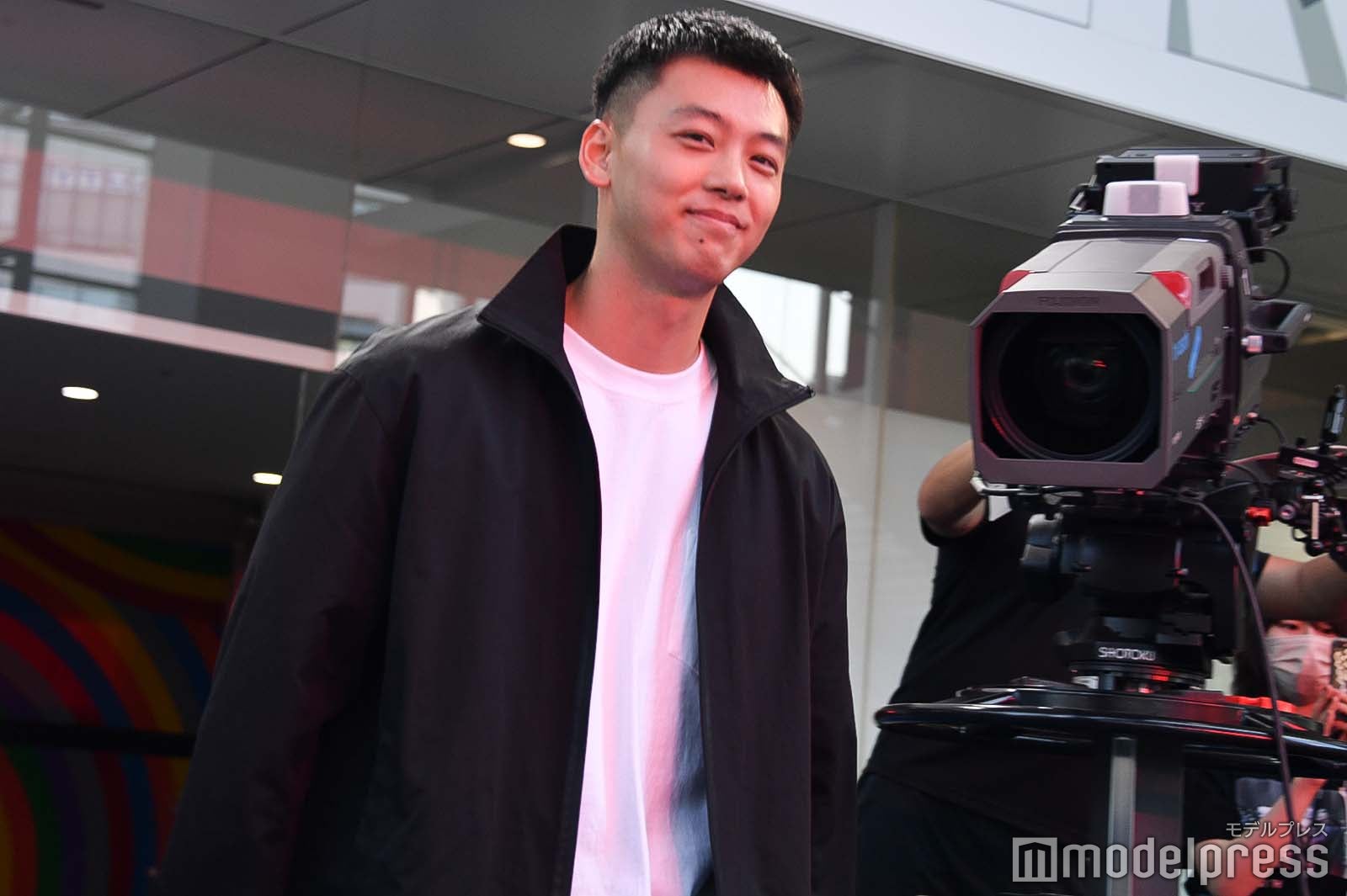 照れながら記者の中を歩く竹内涼真 （C）モデルプレス