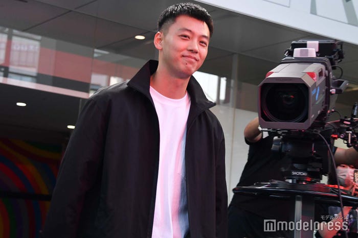 照れながら記者の中を歩く竹内涼真 (C)モデルプレス