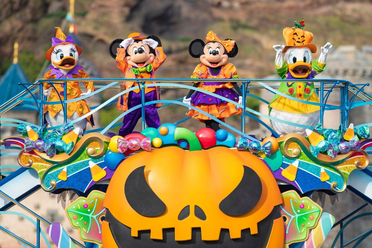 船の大きなパンプキンは目の部分が動いて表情が変わっていきます