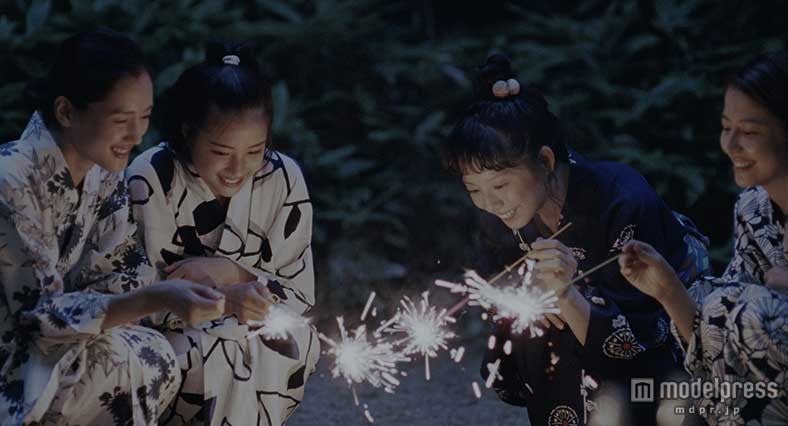 映画「海街diary」（6月13日公開）場面カット／（左から）綾瀬はるか、広瀬すず、夏帆、長澤まさみ（C） 2015 吉田秋生・小学館／フジテレビジョン　小学館　東宝　ギャガ