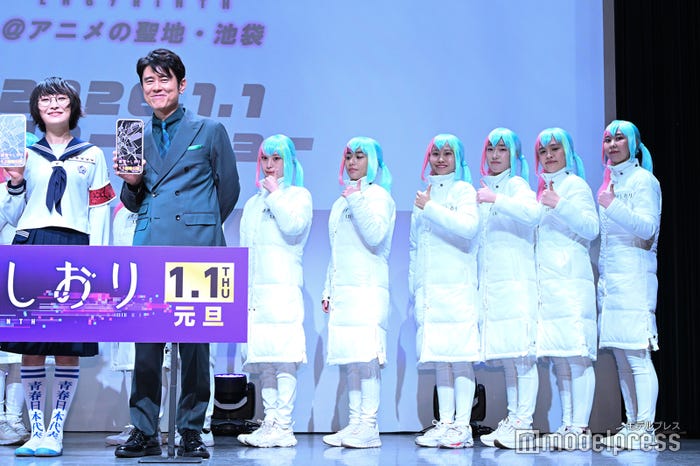 舞台上に登壇した「SHIORI隊」(C)モデルプレス