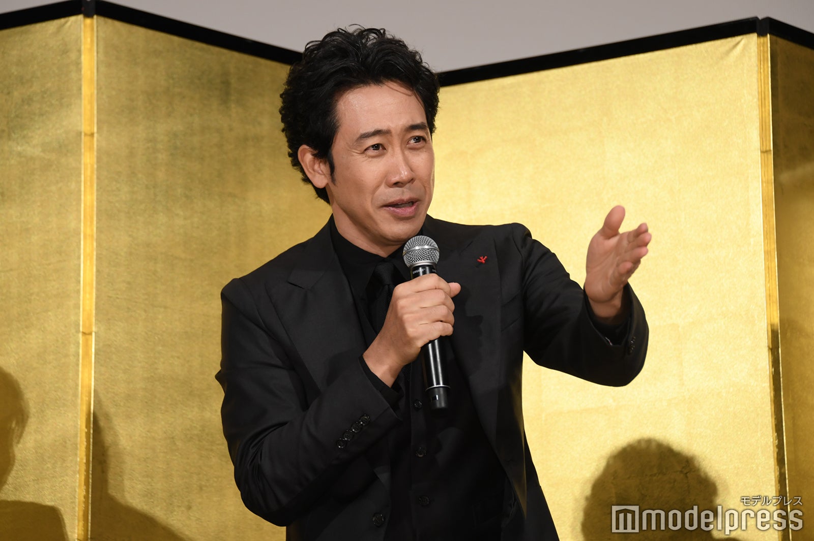 「洋ちゃん」団扇を見つけた大泉洋（C）モデルプレス