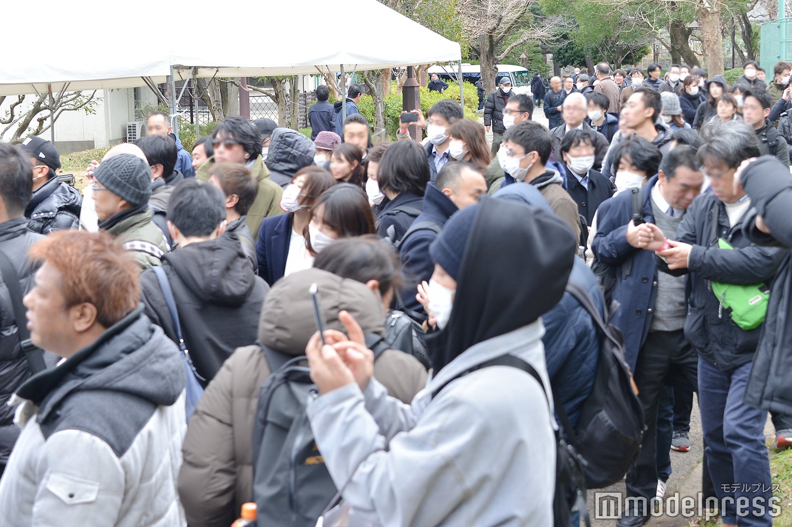 当選番号を確認する傍聴希望者（C）モデルプレス