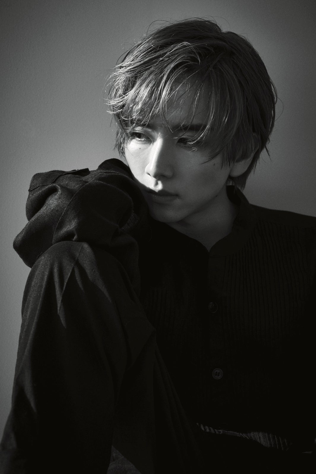 板垣李光人／新たに公開された「Interlude」収録カット（C）SDP