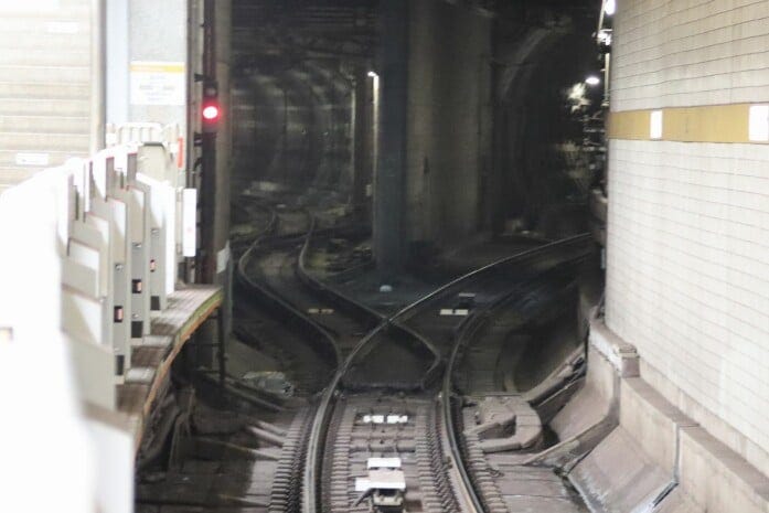 分岐線が新木場方面の線路から分岐し、和光市方面へ向かう線路を横切って霞ケ関駅へ延びている様子。ホームがカーブしているので安全に撮影できた