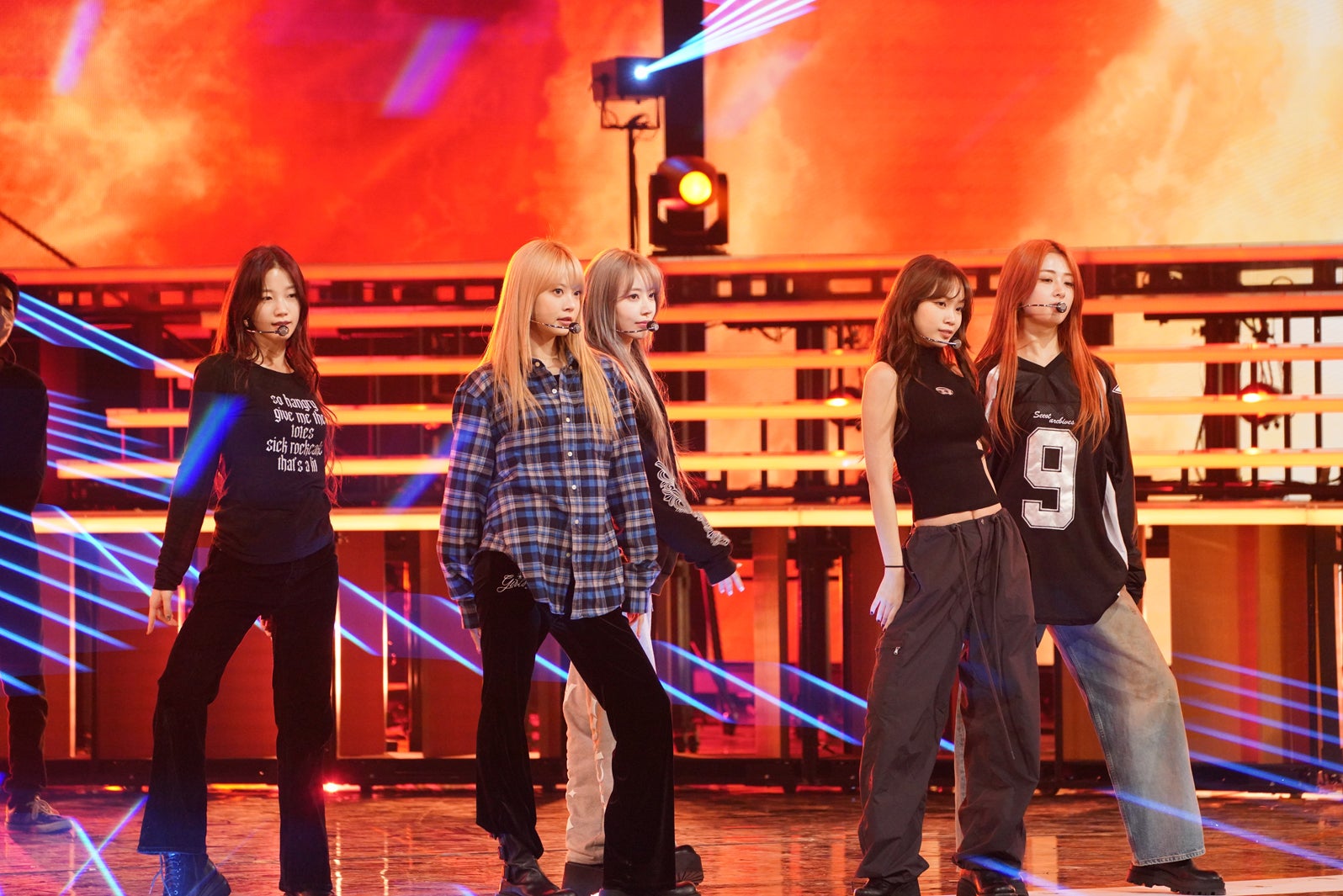 ＜紅白リハ1日目＞LE SSERAFIM・SAKURA、2年連続出場に意気込み パンツスタイルで登場