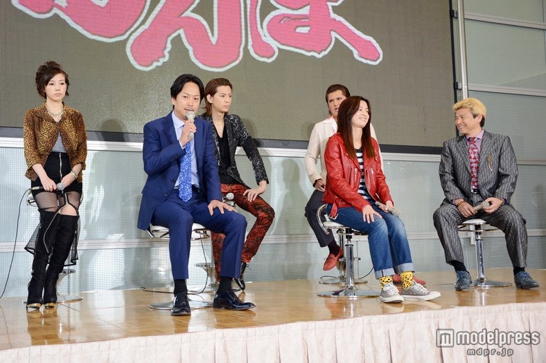 (後列左より)仲里依紗、三浦翔平、竹内力(前列左より)椎名桔平、尾野真千子、三浦友和