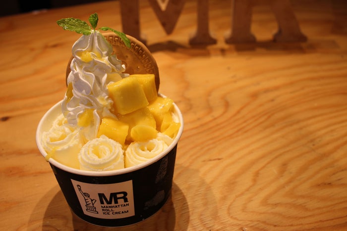 マンハッタンロールアイスクリーム マンゴー&マンゴー/画像提供: 株式会社近鉄百貨店