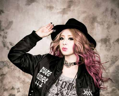 さくりな、大人セクシーなROCK系ファッションを披露