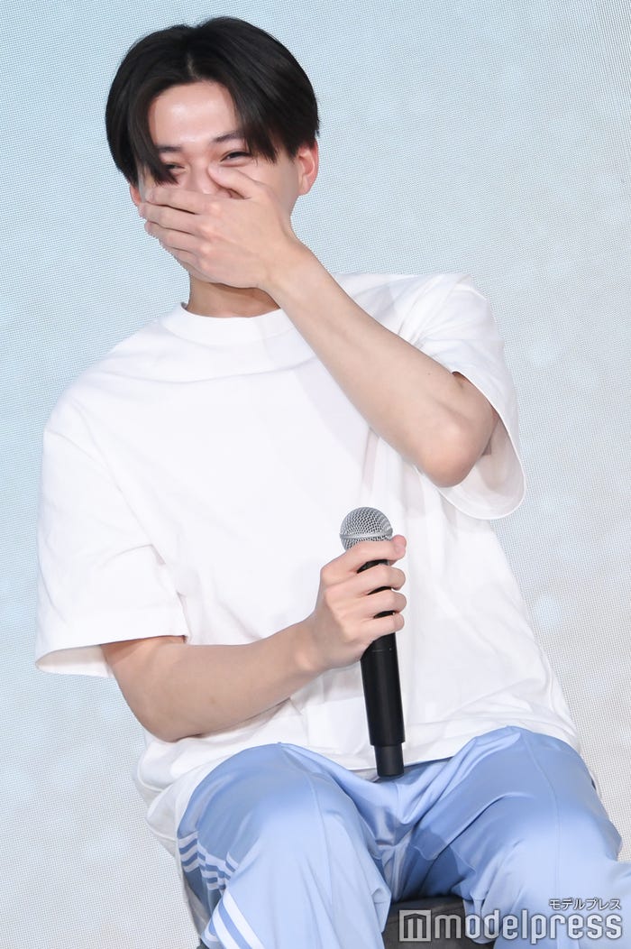 胸筋を褒められて照れる八木勇征(C)モデルプレス
