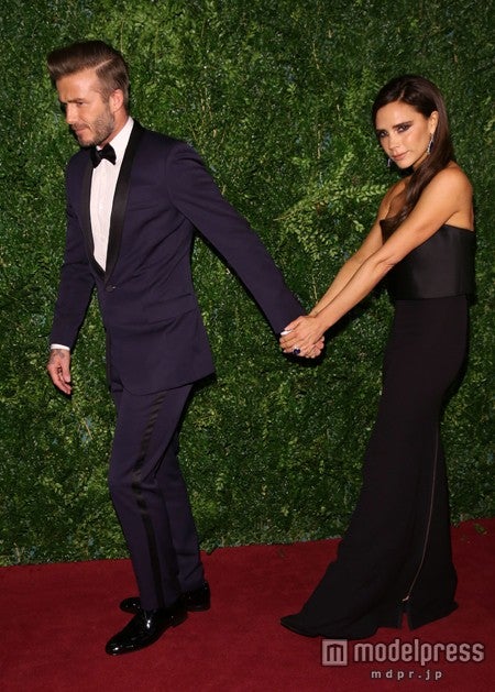 ヴィクトリア・ベッカム、レッドカーペットで夫デヴィッドに甘える