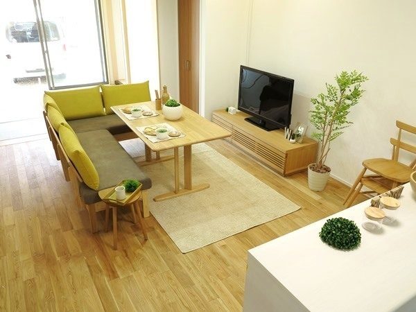 ソファダイニングのレイアウト実例特集 狭い部屋でも広々とくつろげる空間に モデルプレス ソファダイニングのレイアウト実例特集 狭い部屋でも広々とくつろげる空間に モデルプレス