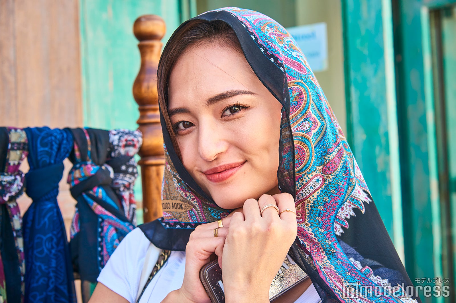 薄手のスカーフやストールがあると日差し除けにも便利（C）モデルプレス