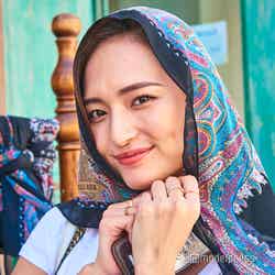 薄手のスカーフやストールがあると日差し除けにも便利(C)モデルプレス