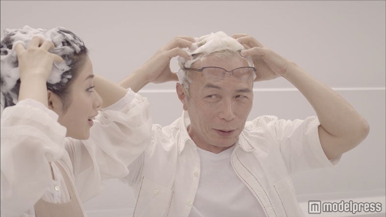 左から：石原さとみ、所ジョージ（新CM「会話編（所ジョージ）」）