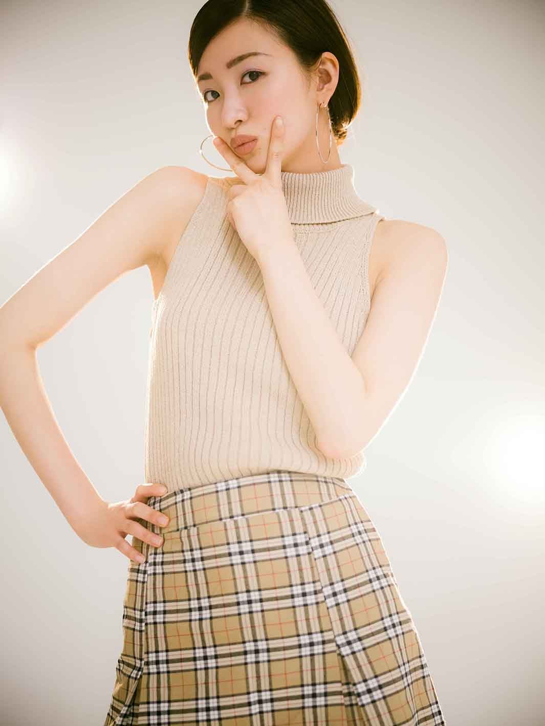 岡崎紗絵、ボディコン・アムラー・コンサバ…あるゆる時代のスタイル披露