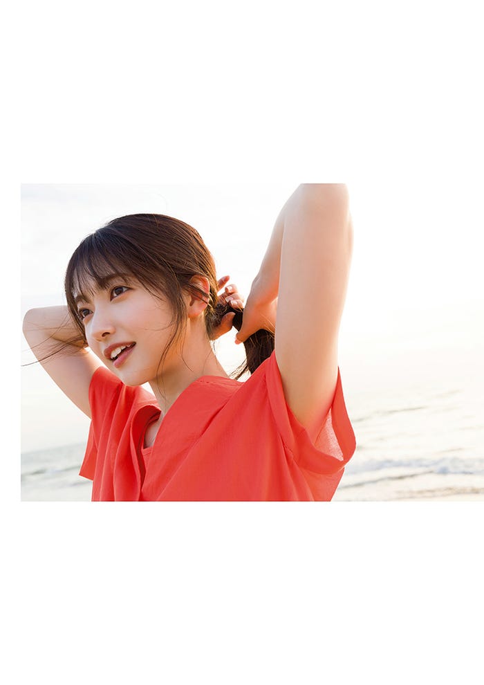 櫻坂46大園玲1st写真集「半分光、半分影」HMV&BOOKS限定版裏表紙(撮影:Takeo Dec./光文社)