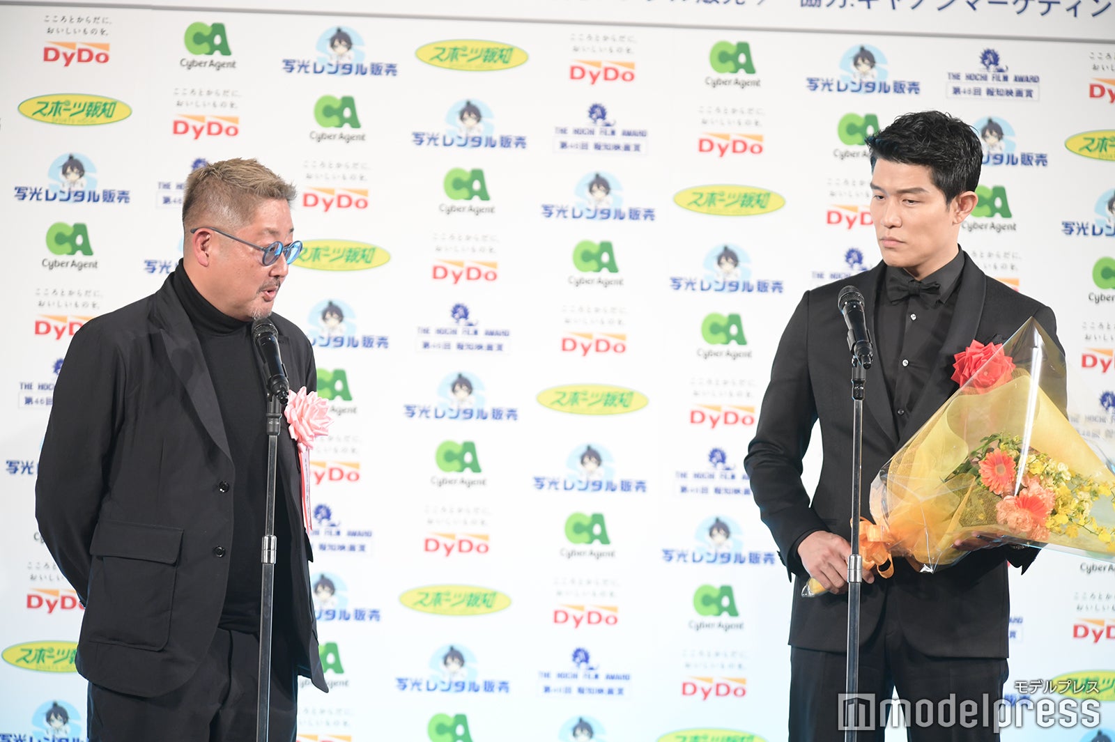 （右）鈴木亮平（C）モデルプレス