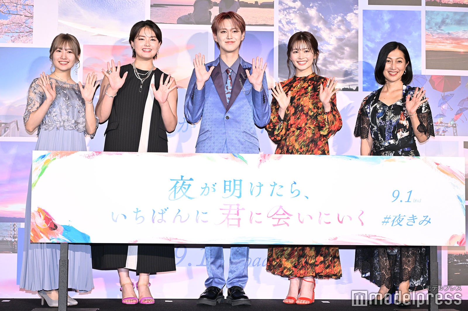 （左から）酒井麻衣監督、箭内夢菜、白岩瑠姫、久間田琳加、鶴田真由（C）モデルプレス