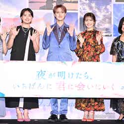 （左から）酒井麻衣監督、箭内夢菜、白岩瑠姫、久間田琳加、鶴田真由（C）モデルプレス