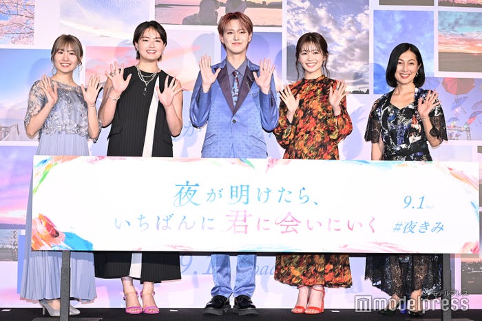 (左から)酒井麻衣監督、箭内夢菜、白岩瑠姫、久間田琳加、鶴田真由(C)モデルプレス