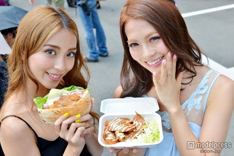トルコ料理なら「ケバブイスタンブール」/モデル:細井宏美(左)、鈴木あや(右)