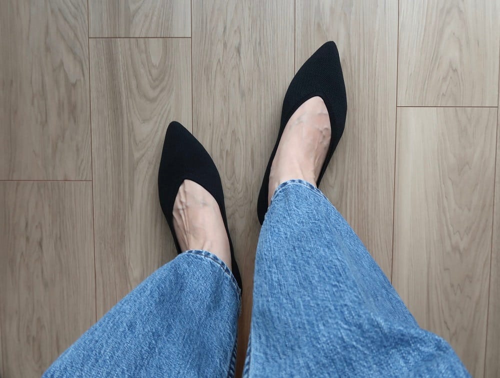 ポインテッドトゥのフラットシューズはデニムもきれいめに見せてくれるのが◎