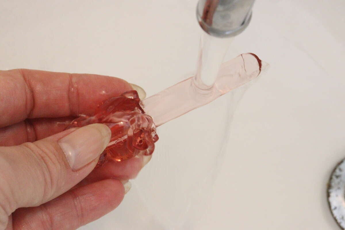 ハローキティ立つスパチュラを水で洗っている様子 ハローキティ立つスパチュラを水で洗っている様子