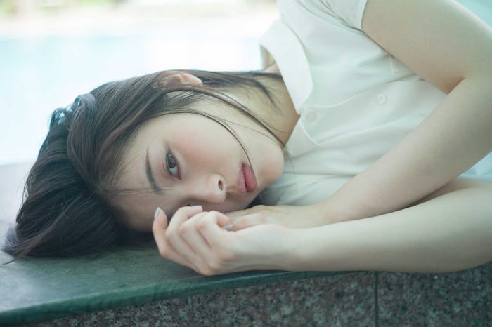 「浜辺美波 2019カレンダーブック」(画像提供:KADOKAWA)