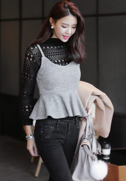 ボトルネックシースルーブラウス&フレアヘムビスチェSET「DHOLIC」5,108円(税込)/画像提供:DHOLIC