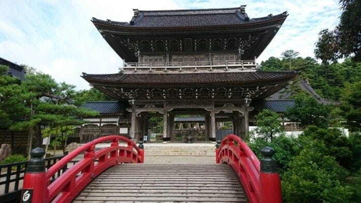 總持寺祖院の山門。総欅造りの堂々たる門です(2019年7月撮影)