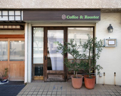 「スリーペンギンズ コーヒー&ロースター」カーテンがめくれていたらオープンしているサイン