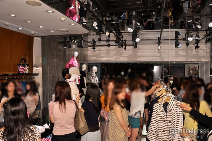 会場ではドリンクやフードも振る舞われた