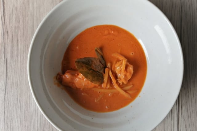 お皿に移したカルディ「スータイ レッドカレーチキン」