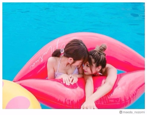 まえのん＆みちょぱ、谷間チラ見せビキニでいちゃいちゃ“夫婦”ショットに歓喜の声