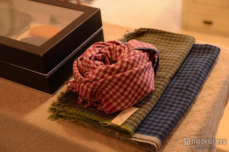 全体コーディネートのアクセントに使えるチェック柄ストール