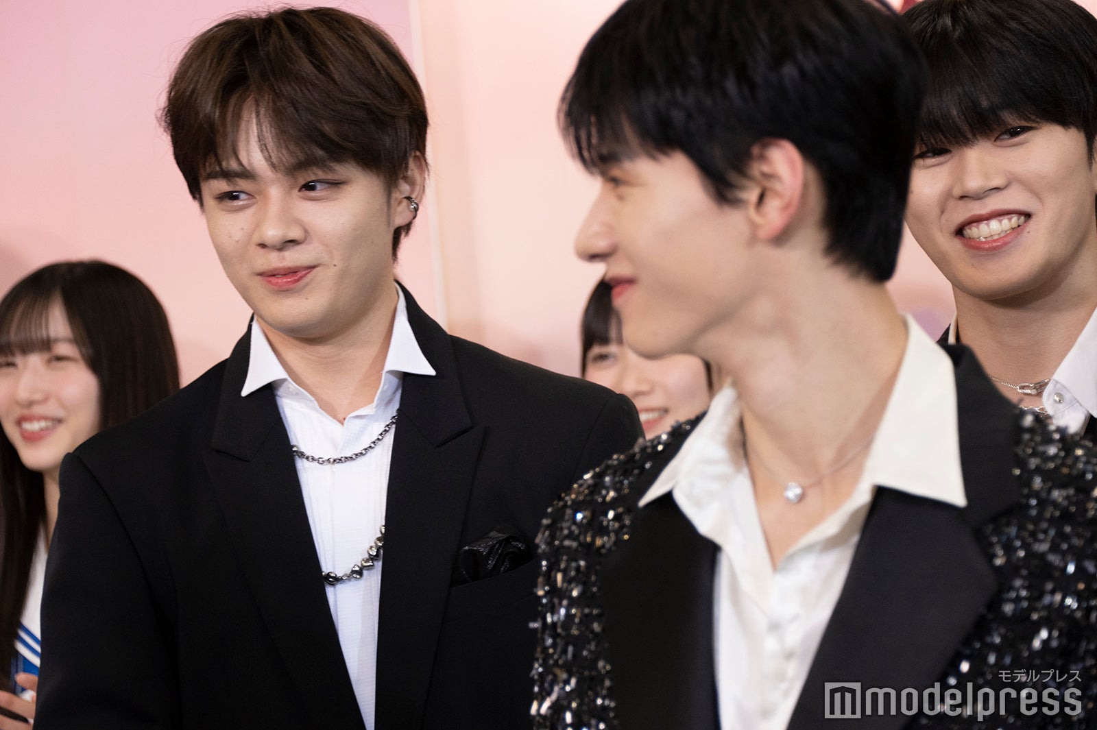 imaseがJO1のメンバーと間違えられて笑う鶴房汐恩、佐藤景瑚、木全翔也（C）モデルプレス