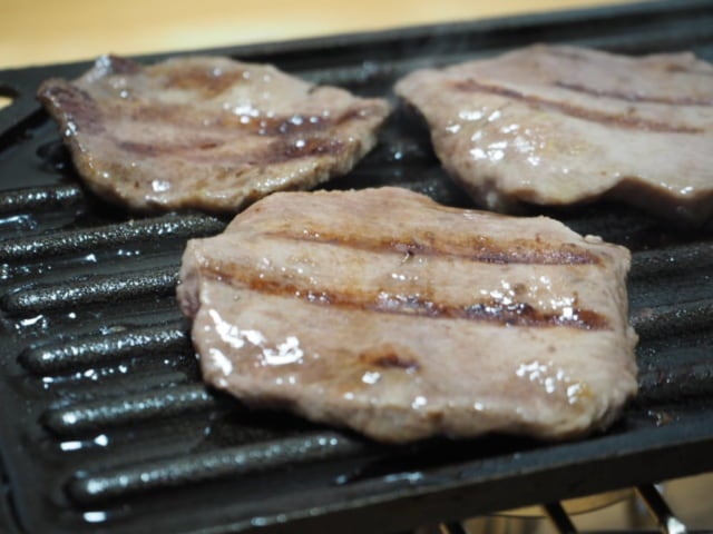 コストコ牛タン鉄板の上の写真