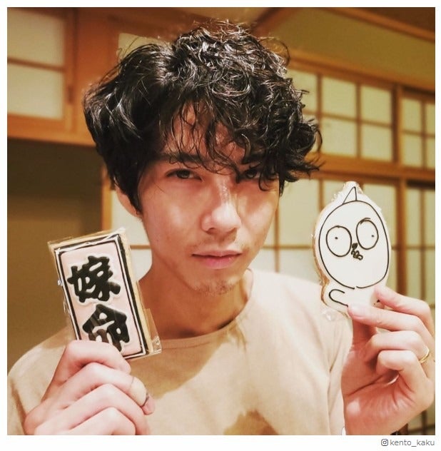 賀来賢人「嫁命」誕生日ショットに反響「最高の夫婦」「かっこよすぎる」