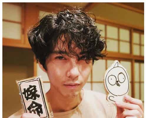 賀来賢人「嫁命」誕生日ショットに反響「最高の夫婦」「かっこよすぎる」