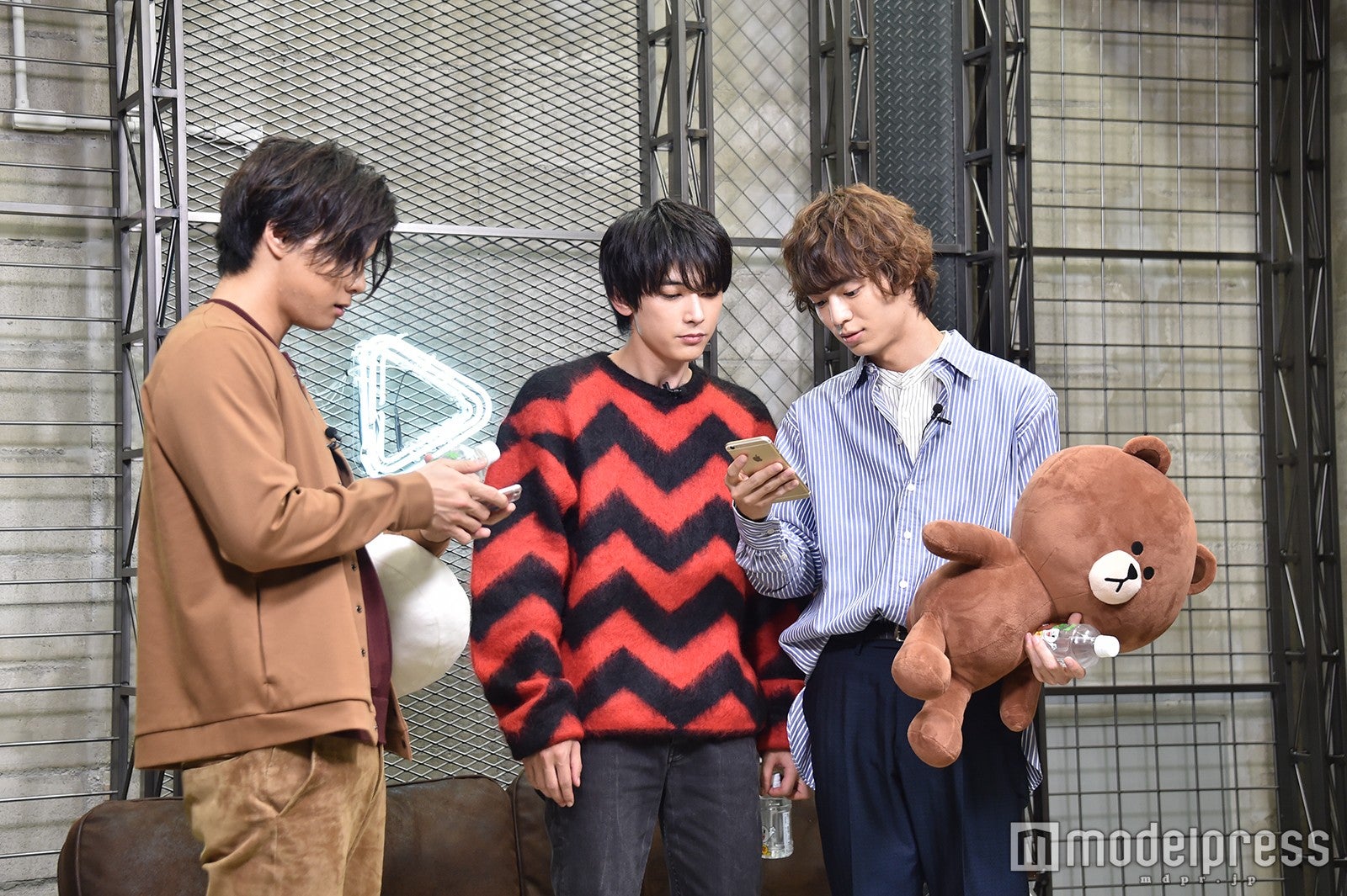 【オフショット】先輩・吉沢亮がやって来て指南（C）モデルプレス