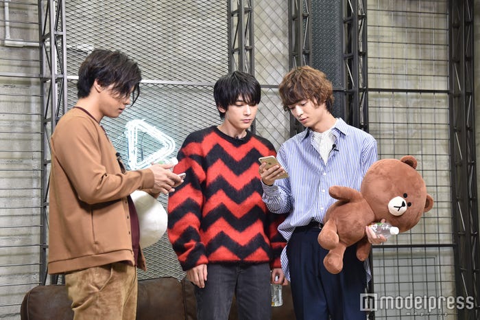 【オフショット】先輩・吉沢亮がやって来て指南(C)モデルプレス