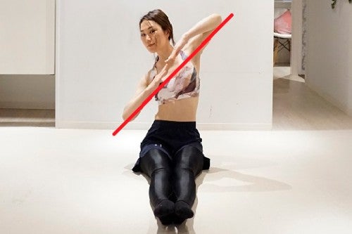 床に座り、肘をはる