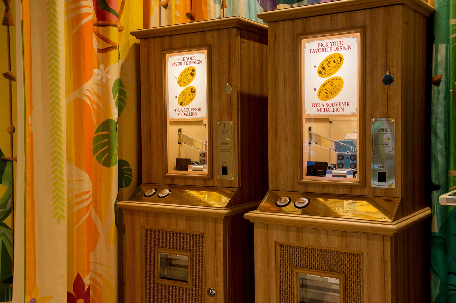 ｢東京ディズニーセレブレーションホテル：ディスカバー」“ディスカバー”メダリオンメーカー （C）Disney